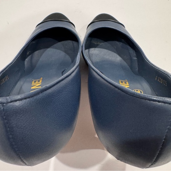CHANEL Cruise 2012 Collection Cap Toe Pumps Navy Black 38 GUC - Picture 7 of 15